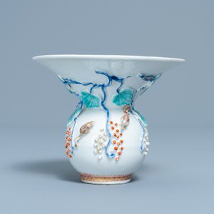 A Chinese relief-decorated 'squirrel and grapevine' spittoon, Yongzheng — 照片 4