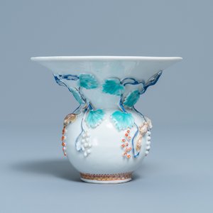 A Chinese relief-decorated 'squirrel and grapevine' spittoon, Yongzheng — 照片 5