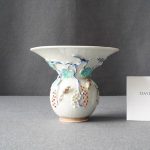 A Chinese relief-decorated 'squirrel and grapevine' spittoon, Yongzheng — 照片 9