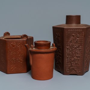 A Chinese relief-decorated Yixing stoneware caddy and a teapot, Kangxi — 照片 2
