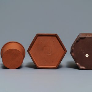 A Chinese relief-decorated Yixing stoneware caddy and a teapot, Kangxi — 照片 7
