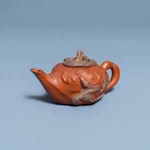 A Chinese relief-decorated Yixing stoneware teapot and cover, 18/19th C. — 照片 1