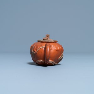 A Chinese relief-decorated Yixing stoneware teapot and cover, 18/19th C. — 照片 3