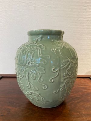 A Chinese relief-molded monochrome celadon-glazed vase, 19/20th C. — 照片 2