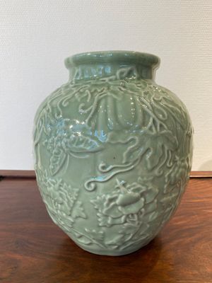 A Chinese relief-molded monochrome celadon-glazed vase, 19/20th C. — 照片 3