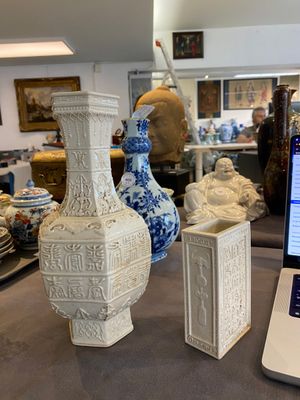 A Chinese relief-molded monochrome cream-glazed crackle-ground vase and a brush pot, Qing — photo 1