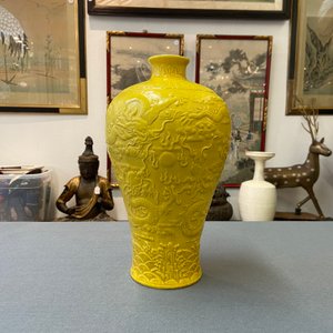 A Chinese relief-molded monochrome yellow 'meiping' 'dragon' vase, Republic — 照片 8