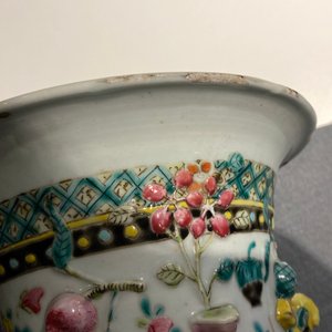 A Chinese relief-moulded famille rose 'antiquities' vase, 19th C. — 照片 11