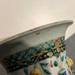 A Chinese relief-moulded famille rose 'antiquities' vase, 19th C. — 照片 13