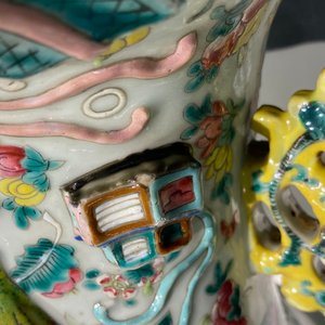 A Chinese relief-moulded famille rose 'antiquities' vase, 19th C. — 照片 15