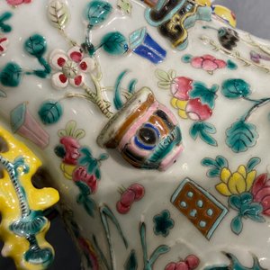 A Chinese relief-moulded famille rose 'antiquities' vase, 19th C. — 照片 21