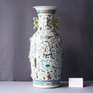 A Chinese relief-moulded famille rose 'antiquities' vase, 19th C. — 照片 7