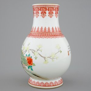 A Chinese Republic famille rose vase with a peacock, 20th C. — photo 2