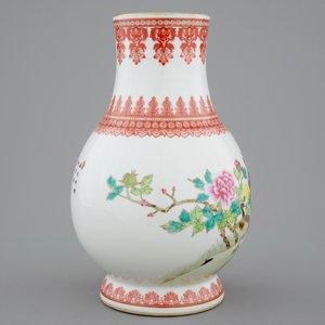 A Chinese Republic famille rose vase with a peacock, 20th C. — photo 4