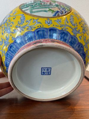 A Chinese reticulated and revolving famille rose vase consisting of two parts, Qianlong mark, 20th C. — 照片 12
