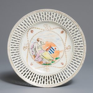 A Chinese reticulated famille rose English market plate with the arms of Ker-Martin, Qianlong — photo 1