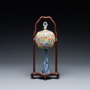 A Chinese reticulated famille rose fragrance ball, 19th C. — 照片 1