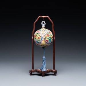 A Chinese reticulated famille rose fragrance ball, 19th C. — 照片 2