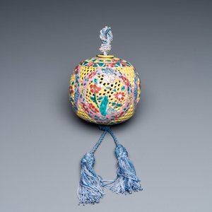 A Chinese reticulated famille rose fragrance ball, 19th C. — 照片 7