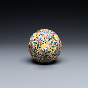 A Chinese reticulated famille rose fragrance ball, 19th C. — 照片 10