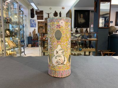 A Chinese reticulated famille rose hat stand and two wall pocket vases, 19/20th C. — photo 1