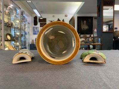 A Chinese reticulated famille rose hat stand and two wall pocket vases, 19/20th C. — photo 3