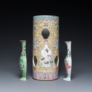 A Chinese reticulated famille rose hat stand and two wall pocket vases, 19/20th C. — photo 3