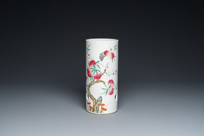 A Chinese reticulated famille rose 'nine peaches' hat stand, 19th C.
