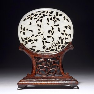 A Chinese reticulated jade plaque, on wooden stand, 19th C. — photo 1