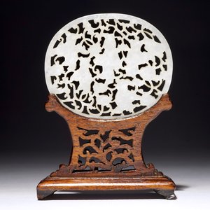 A Chinese reticulated jade plaque, on wooden stand, 19th C. — photo 2