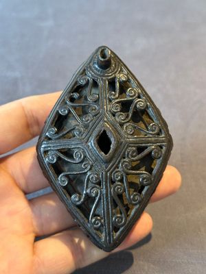A Chinese reticulated lozenge-shaped double-walled bronze water dropper, 16th C. — photo 3