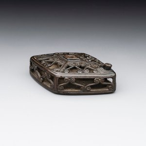 A Chinese reticulated lozenge-shaped double-walled bronze water dropper, 16th C. — photo 1