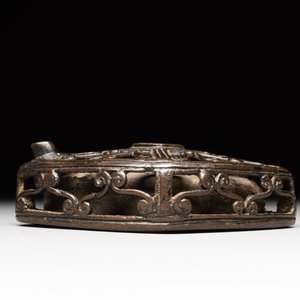 A Chinese reticulated lozenge-shaped double-walled bronze water dropper, 16th C. — photo 2