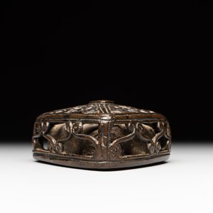 A Chinese reticulated lozenge-shaped double-walled bronze water dropper, 16th C. — photo 3
