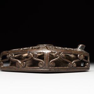 A Chinese reticulated lozenge-shaped double-walled bronze water dropper, 16th C. — photo 4