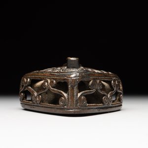 A Chinese reticulated lozenge-shaped double-walled bronze water dropper, 16th C. — photo 5