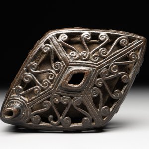 A Chinese reticulated lozenge-shaped double-walled bronze water dropper, 16th C. — photo 6