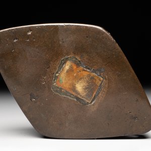 A Chinese reticulated lozenge-shaped double-walled bronze water dropper, 16th C. — photo 7