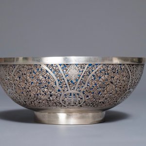 A Chinese reticulated silver bowl with blue glass interior, 19/20th C. — photo 3