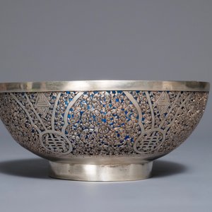 A Chinese reticulated silver bowl with blue glass interior, 19/20th C. — photo 4
