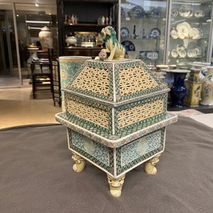 A Chinese reticulated verte biscuit censer and cover, 19th C. — 照片 30