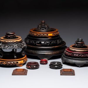 A Chinese reticulated wooden cover and 17 wooden stands, 19/20th C. — 照片 1