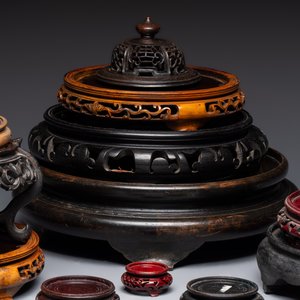 A Chinese reticulated wooden cover and 17 wooden stands, 19/20th C. — 照片 2