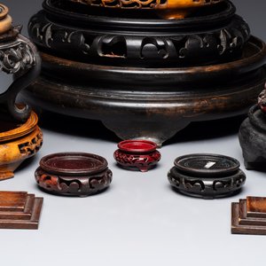 A Chinese reticulated wooden cover and 17 wooden stands, 19/20th C. — 照片 3