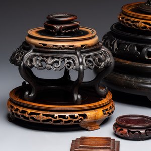 A Chinese reticulated wooden cover and 17 wooden stands, 19/20th C. — 照片 4