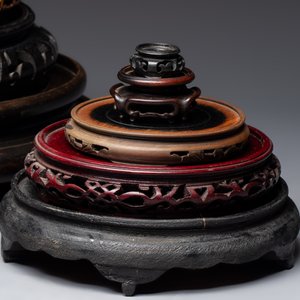 A Chinese reticulated wooden cover and 17 wooden stands, 19/20th C. — 照片 5