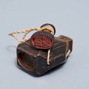 A Chinese rhinoceros horn seal and paste container, 19th C. — 照片 1