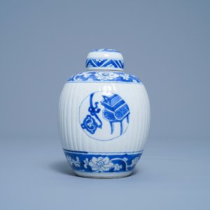 A Chinese ribbed blue and white jar and cover, Kangxi — 照片 1