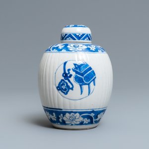 A Chinese ribbed blue and white jar and cover, Kangxi — 照片 2