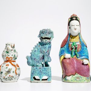 A Chinese robin's egg Buddhist lion, a famille rose Guanyin and a famille verte vase, 19/20th C. — photo 2